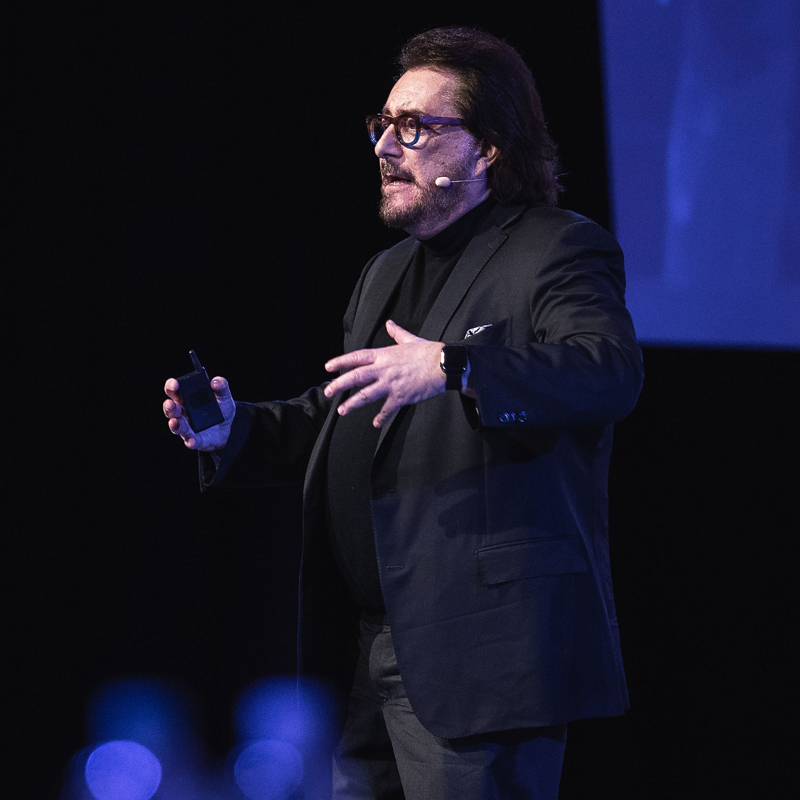 Hall of fame keynote speaker Scott McKain shares insights on how to build business distinction